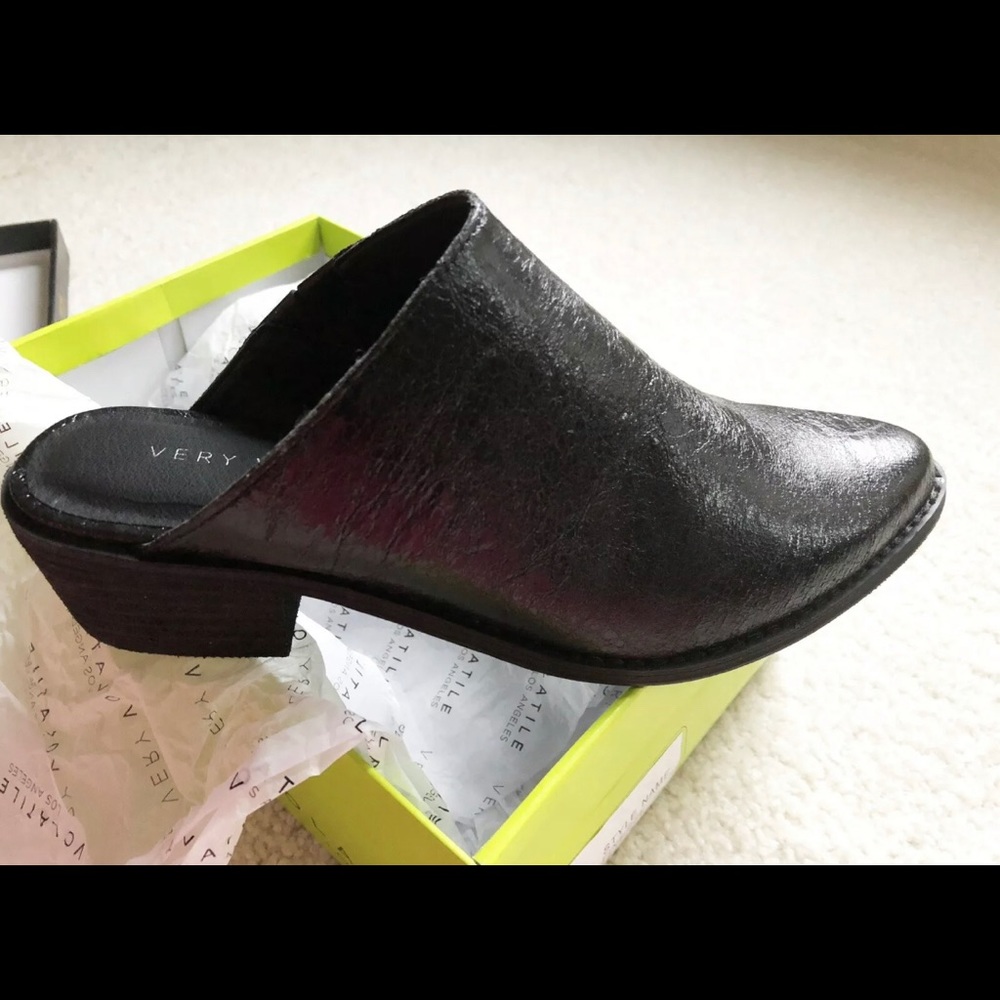 Very Volatile Women's Finesse SLIP-ON SZ 7M BLACK